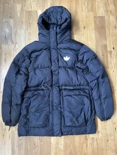 adidas ダウンジャケット 黒 フード付き