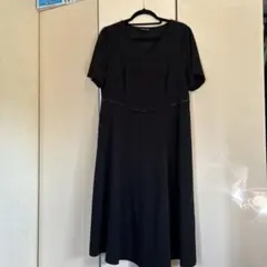 黒のVネック半袖ひざ丈ワンピース