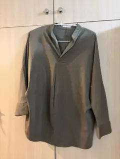 a.v.v Vネックシャツ