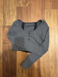 グレー クロップド長袖トップス