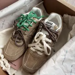 ほぼ新中古⭐️Miu Miu New Balance スニーカー ベージュ⭐️ - メルカリ