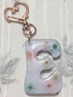 〈特別価格!!〉お花入りイニシャルチャーム（白・E）