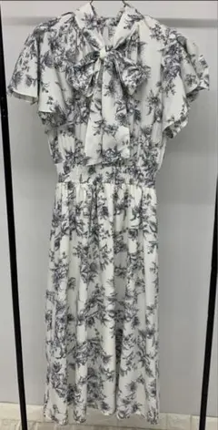 花柄ボウタイワンピース