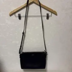 agnès b. ブラックレザーショルダーバッグ