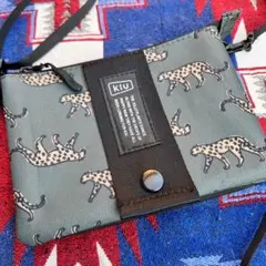 【新品未使用】キウ KiU エチケットポーチ　サコッシュ　スマホポーチ　ヒョウ