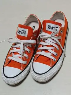 オレンジ スニーカー