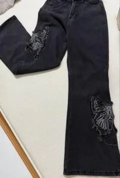 蝶の刺繍入りブラックフレアパンツ　デニム