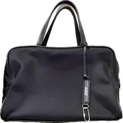 TOUT Y EST（トゥティエ）ナイロンスモールバック