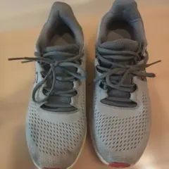 UNDER ARMOUR スニーカー グレーのサムネイル