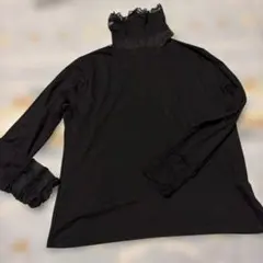 チュールフリル付きブラックタートルネック