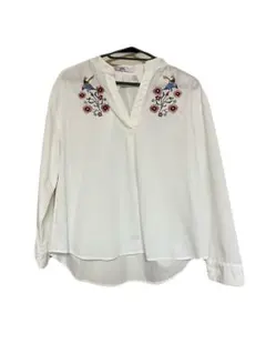 刺繍入りホワイトVネック長袖シャツ