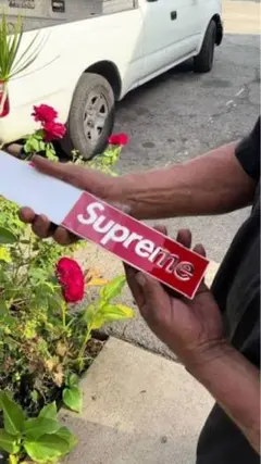 Supreme Box Logo Car Emblem 2色セット - メルカリ