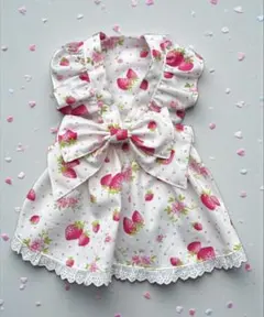 ハンドメイド⭐︎犬服　いちご柄×大きめリボン フリルワンピース　XSサイズ