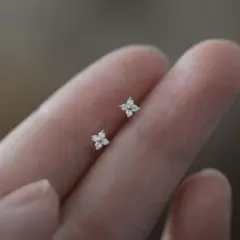 No137 フラワー 四つ葉 小さめ ［ゴールド］ S925 金属アレルギー対応