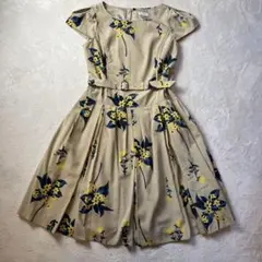 [美品] 三陽商会 花柄プリーツワンピース ベージュ×ネイビー 38 ベルト付のサムネイル