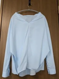 薄い青のVネック長袖シャツ