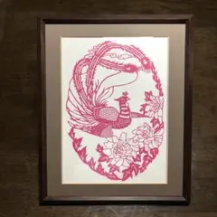 ピンクの切り絵アート作品　中国伝統の不死鳥と牡丹のデザイン　木製額入り