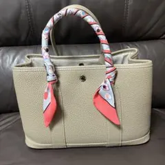 ベージュ レザー風トートバッグ ピンクスカーフ＆ショルダーベルト付き