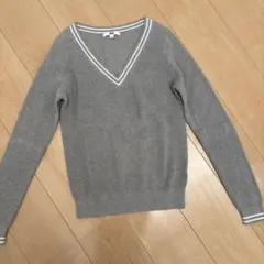 ユニクロ　綿・カシミヤ　スクールニットセーター　グレー Vネック　防寒