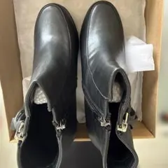 黒いレザー風ジッパー付きショートブーツ