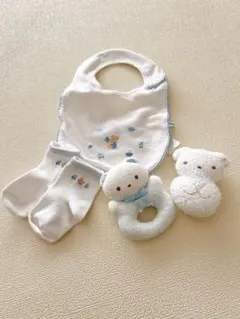 ファミリアfamiliar4点セットベビービブ 靴下 ラトル セットベビースタイ
