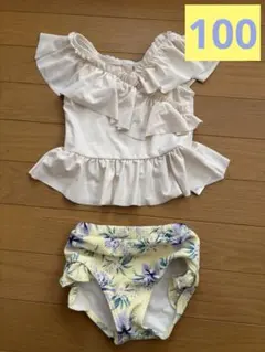 フリル付き白トップスと花柄水着セット