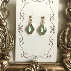 6681　ピアス　ゴールド　ハンドメイド　イヤリング交換無料　グリーン緑ドロップ