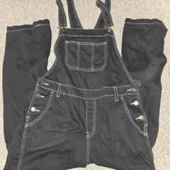 黒いデニムサロペット