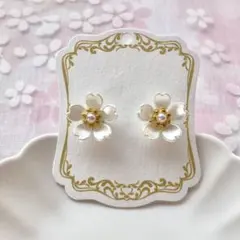 No.823 ハンドメイド　パールの桜のピアス（ホワイト）