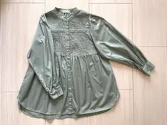 F アースミュージックエコロジー　モスグリーン色　長袖ブラウス　美品