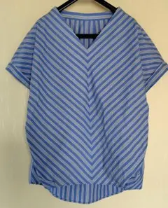 A DAY IN THE LIFE 青と白のストライプ Vネックトップス