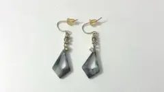 ダイヤモンド型ピアス 黒と透明　貝風