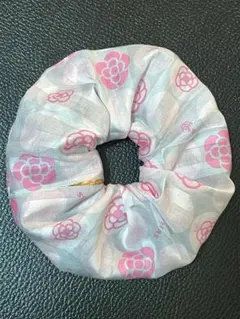 限定　ピンクグレーカメリア柄シュシュ