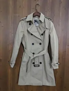 ベージュ ダブルブレスト トレンチコート