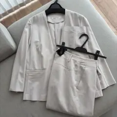 夏　 ノーカラージャケット　アイボリー　リネン　スーツ　セットアップのサムネイル