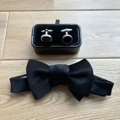 トリートドレッシング　黒　蝶ネクタイ、黒カフリンクス、白ポケットチーフ トリートドレッシング 新郎 L タキシード 蝶ネクタイ カフス