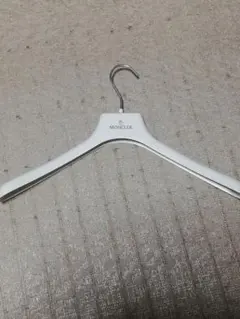 MONCLER ホワイトハンガー