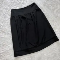 日本製　クレージュ　黒シルク調ギャザースカート40　裾可愛い刺繍　M　学校行事のサムネイル