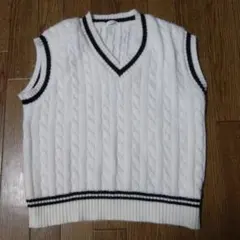 ケーブル編み ホワイト ニットベスト
