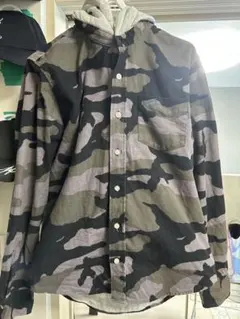 TOMMY HILFIGER 迷彩柄フード付きシャツ