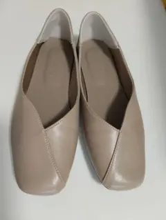 ベージュ Vカット フラットシューズ