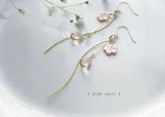 桜シェルとチェコガラスの優しく揺れるピアス