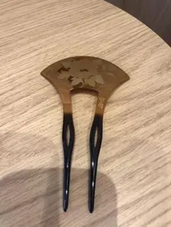 かんざし、花柄、金色。