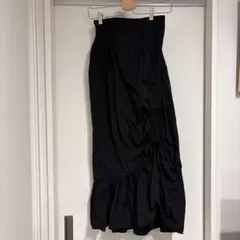 黒のフリル付きタイトスカート