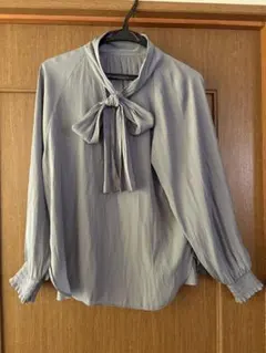 リボン付きグレーシャツ