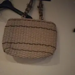 ベージュのストライプ編み込みかごバッグ