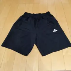 黒いショートパンツ サイドポケット付き