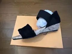 フリル付き ブラック ウェッジソール サンダル