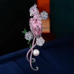 華やかな鳥のブローチ