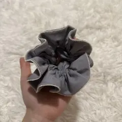 フリル付きグレーシュシュ